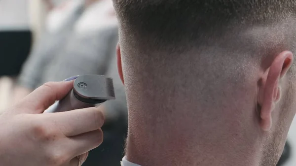 Cortar Pelo Del Hombre Con Trimmer Salón Cerca Cabeza Del — Foto de Stock