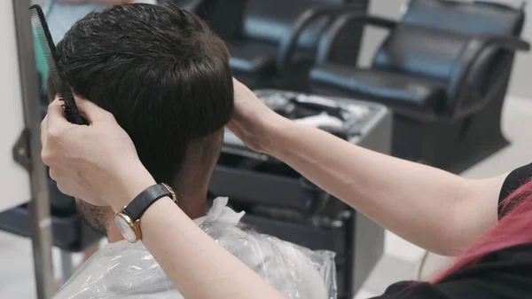 Profesjonalny Fryzjer Uczy Mężczyzn Strzyżenia Akademii Fryzjerskiej — Zdjęcie stockowe