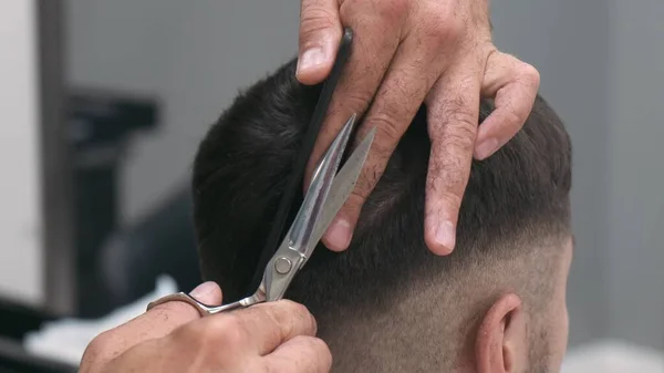 Cabeleireiro Profissional Feminino Pentear Cortar Cabelo Homem Fecha Câmara Lenta — Fotografia de Stock