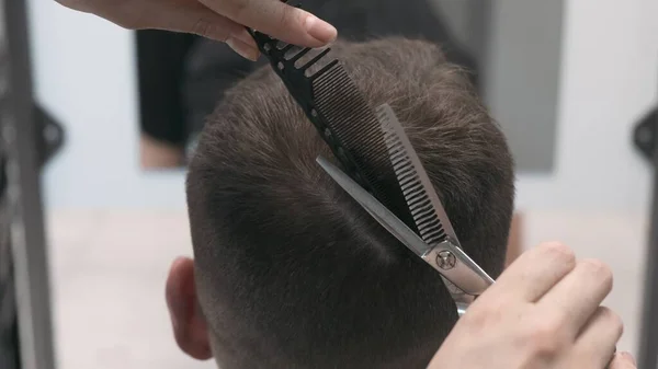 Pettinatura Professionale Parrucchiere Femminile Taglio Capelli Uomo Chiudi Rallenta — Foto Stock