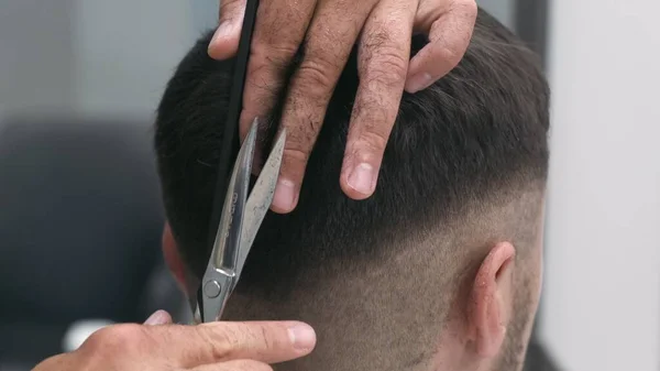 Profesionální Kadeřnice Česání Stříhání Vlasů Pro Muže Zavřít Zpomalit — Stock fotografie