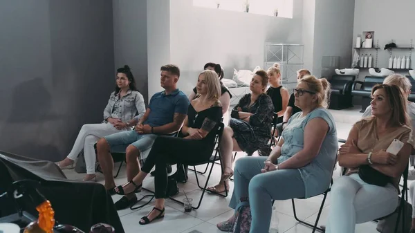 SAVAŞ, POLAND - 9 Haziran 2019: öğrenciler saç akademisinde konuşmacı dinliyorlar