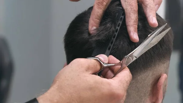 Coiffeuse Professionnelle Peigner Couper Les Cheveux Homme Gros Plan Ralenti — Photo