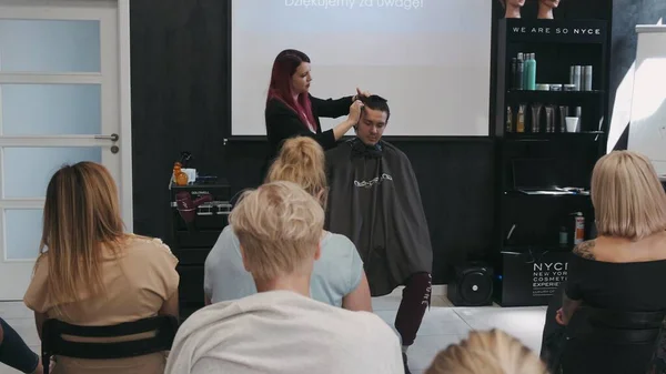 Warsaw Polónia Junho 2019 Cabeleireiro Profissional Ensinando Homens Cortados Academia — Fotografia de Stock