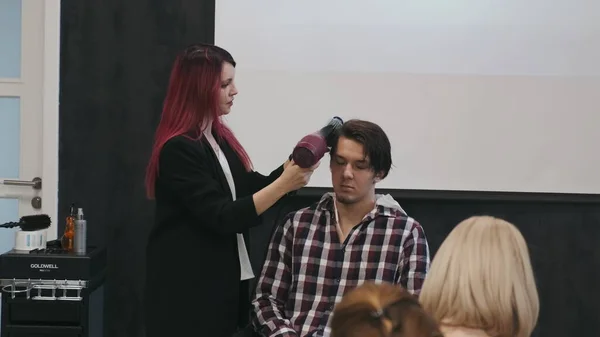 Warsaw Poland June 2019 Professional Hairdresser Teaching Men Cut Hair — Stock Photo, Image