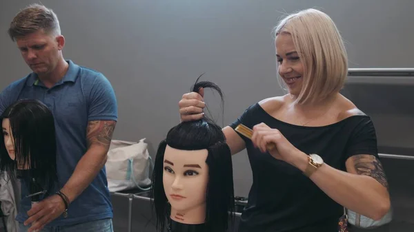 Warsaw Polsko Června 2019 Hairdresser Students Combs Dummy Training — Stock fotografie