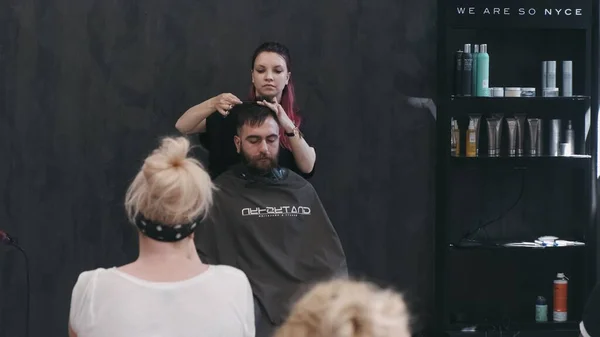 Warsaw Poland June 2019 Professional Hairdresser Teaching Men Cut Hair — Stock Photo, Image