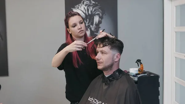 Warsaw Poland June 2019 Professional Female Hairstylist Combing Man Hair — Stock Photo, Image