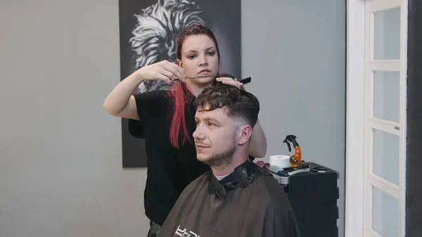 Warsaw Poland June 2019 Professional Female Hairstylist Combing Man Hair — Stock Photo, Image