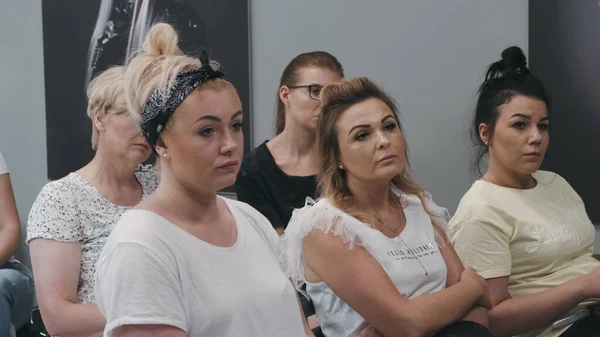 SAVAŞ, POLAND - 9 Haziran 2019: Konferansta kadınlar konuşmacıyı dinler
