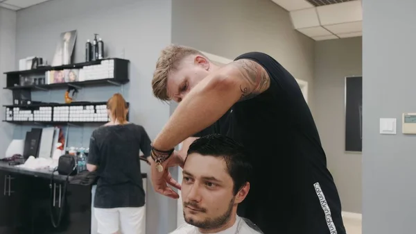 Warsaw Poland 2019年6月10日 ヘアアカデミーでモデルと仕事をする学生 — ストック写真