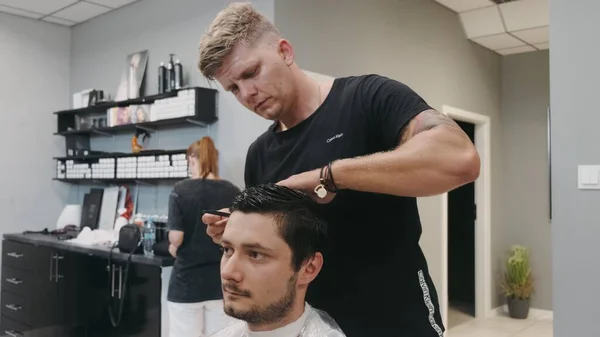 SAVAŞ, POLAND - 10 Haziran 2019: Saç akademisinde modellerle çalışan öğrenciler