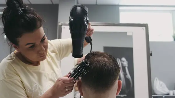 Warsaw Polónia Junho 2019 Cabelo Cabeleireiro Styling Homem Com Secador — Fotografia de Stock