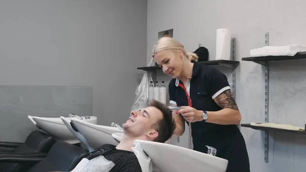 Warsaw Poland 2019年6月10日 Stylist Wash Customers Head Barbershop — ストック写真