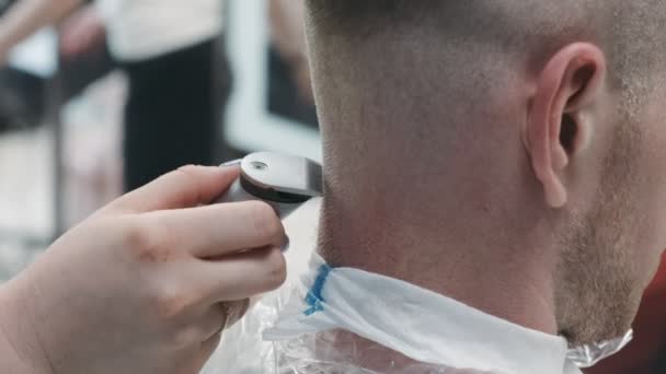 Cortar Cabelo Homem Com Aparador Salão Close Cabeça Cara Com — Vídeo de Stock