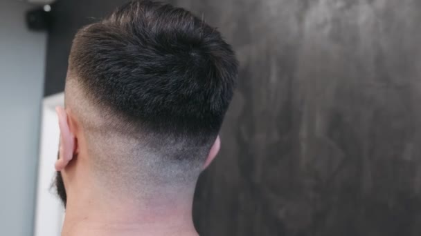 Jeune Homme Posant Après Coupe Coiffure Dans Salon Coiffure Gros — Video