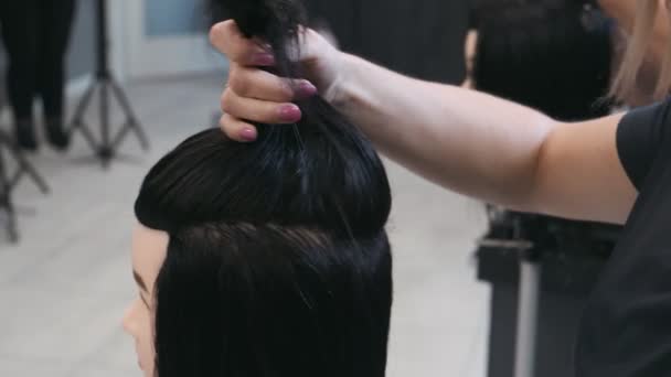 Peluquería Estudiante Peines Maniquí Durante Entrenamiento — Vídeos de Stock