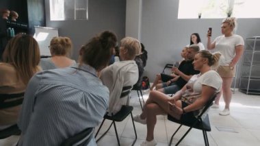SAVAŞ, POLAND - 9 Haziran 2019: öğrenciler saç akademisinde konuşmacı dinliyorlar