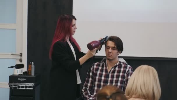 Savaş Poland Haziran 2019 Saç Akademisinde Erkek Tıraşı Öğreten Profesyonel — Stok video