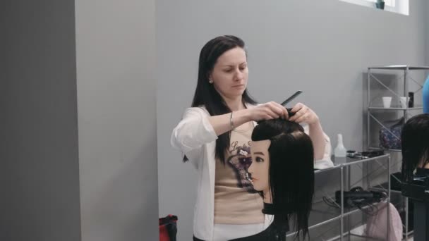 ポーランド ワルシャワ2019年6月9日 美容師の学生がトレーニング中にダミーバス — ストック動画
