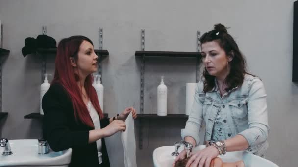 ワルシャワ ポーランド 6月9 2019 ヘアアカデミーでのプロの美容師の教え — ストック動画
