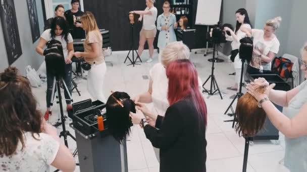 Warschau Polen Juni 2019 Friseurschüler Kämmen Attrappe Während Der Ausbildung — Stockvideo