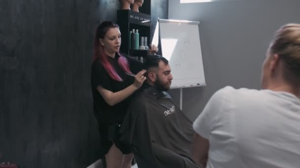 Warschau Polen Juni 2019 Professioneller Friseur Lehrt Männerschnitt Haarakademie — Stockvideo