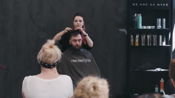 Warschau Polen Juni 2019 Professioneller Friseur Lehrt Männerschnitt Haarakademie — Stockvideo