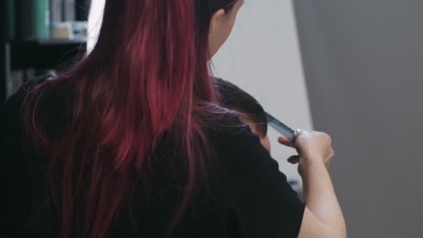 Waarschuwen Polen Juni 2019 Professionele Vrouwelijke Haarstyliste Kamt Mannenhaar — Stockvideo