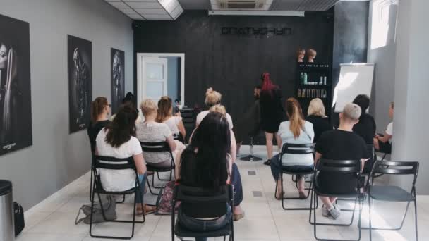 Warsaw Polonia Giugno 2019 Parrucchiere Professionista Che Insegna Taglio Maschile — Video Stock