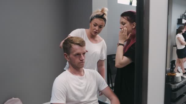 ワルシャワ ポーランド 6月10 2019 ヘアアカデミーでのプロの美容師の教え — ストック動画