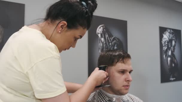 Warsaw Poland Juni 2019 Penata Rambut Profesional Menyisir Dan Memotong — Stok Video