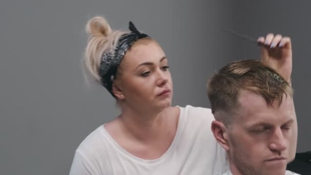 Warsaw Πολωνια Ιουνίου 2019 Επαγγελματική Γυναίκα Κομμώτρια Χτενίζει Μαλλιά Του — Αρχείο Βίντεο