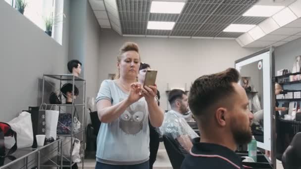 Warsaw Polonia Giugno 2019 Pettinatrice Professionale Pettinatrice Maschile Chiudi Rallenta — Video Stock