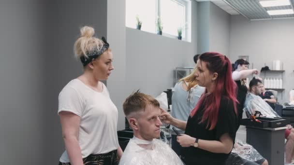 Warsaw Polsko Června 2019 Profesionální Kadeřnice Česající Mužské Vlasy Zavřít — Stock video
