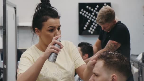 Warsaw Pologne Juin 2019 Coiffeuse Professionnelle Peignant Les Cheveux Homme — Video