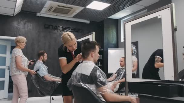 Warsaw Poland 2019年6月10日 男性の髪を組み合わせたプロの女性の美容師 ゆっくりとした動きを — ストック動画