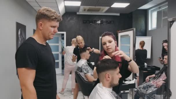Waarschuwen Polen Juni 2019 Professionele Vrouwelijke Haarstyliste Kamt Mannenhaar Close — Stockvideo