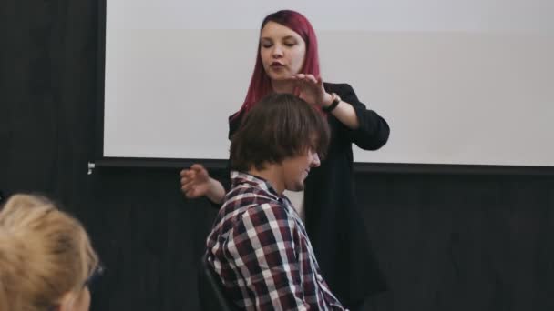 Warsaw Poland 2019年6月10日 男性の髪を組み合わせたプロの女性の美容師 ゆっくりとした動きを — ストック動画