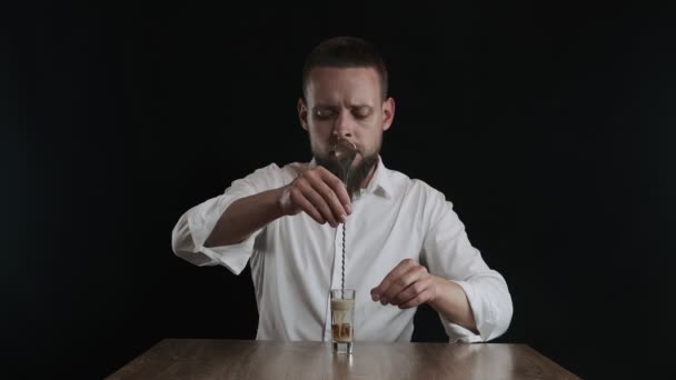 Camarero Mezcla Crema Irlandesa Licor Café Con Una Cuchara Cóctel — Vídeo de stock