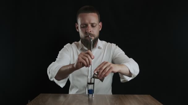 Förberedelse Lexus Cocktail Bartendern Häller Kaffesprit Ett Glas — Stockvideo