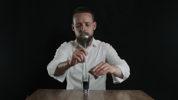 Förberedelse Lexus Cocktail Bartendern Häller Sambuca Ett Glas — Stockvideo