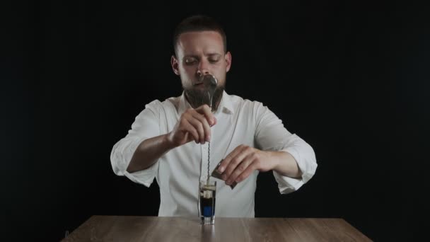 Preparación Del Cóctel Lexus Cantinero Vertiendo Crema Irlandesa Vidrio — Vídeos de Stock