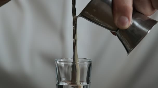 Barista Versa Crema Irlandese Dal Jigger Bicchiere Cocktail Con Sambuca — Video Stock
