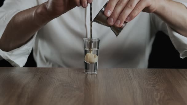 Der Barkeeper Gießt Irische Sahne Von Einem Jigger Ein Cocktailglas — Stockvideo