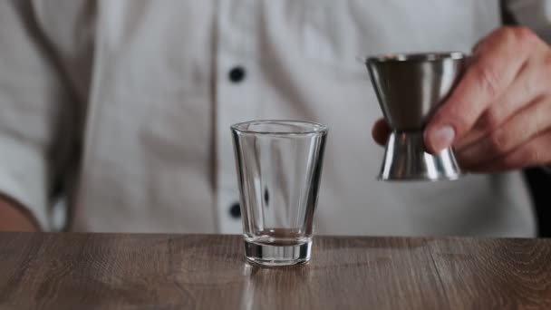Der Barkeeper Gießt Sambuca Von Einem Jigger Ein Cocktailglas — Stockvideo