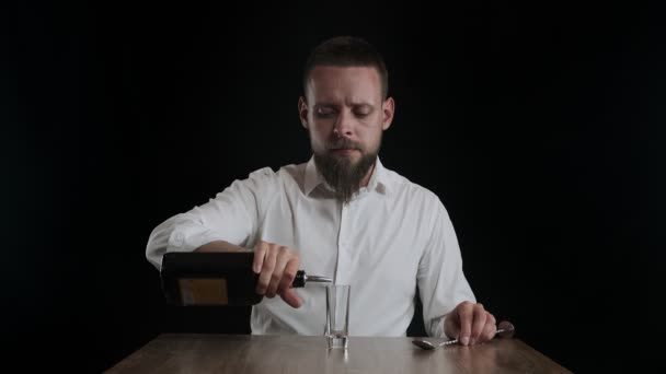 Bartender Menuangkan Cairan Kopi Dari Botol Jigger — Stok Video