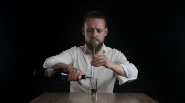 Barmen şişeden bardağa kadar İrlanda kremi döker.