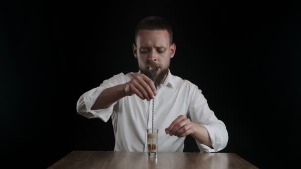 Bartender Mencampur Krim Irlandia Dan Minuman Kopi Dengan Sendok Koktail — Stok Video