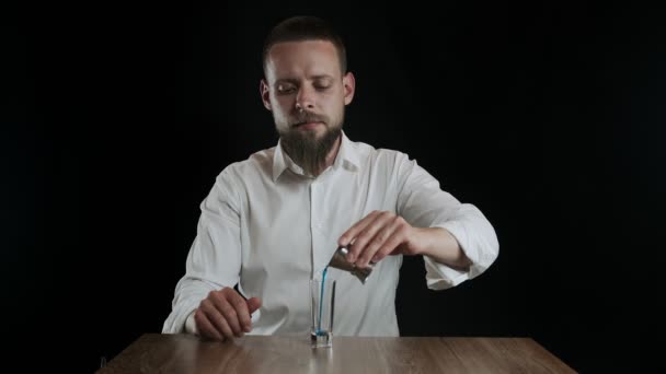 帯状疱疹からガラスに青いキュラソー酒を注ぐバーテンダー — ストック動画